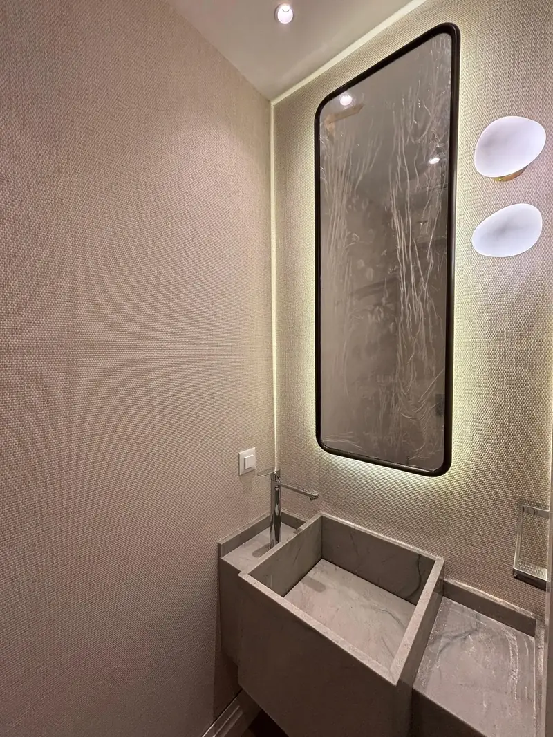 Banyo arkadan ışıklı ayna ve aplik